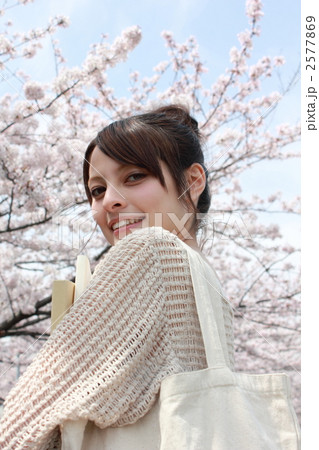 女性 桜 サクラ さくら (カジュアル 外国人 ハーフ 春 新学期 新生活 女子大生) 2577869