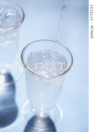 グラスに注がれた炭酸飲料 2578135