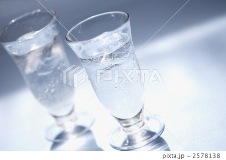 グラスに入った氷水 グラスに入った氷水 2578138