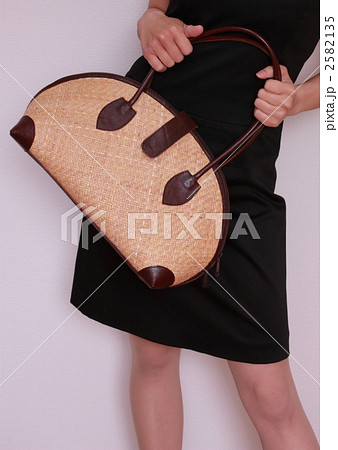 かごバッグを持つ女性 2582135