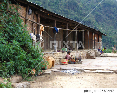 チョムロン近くの山村 2583497