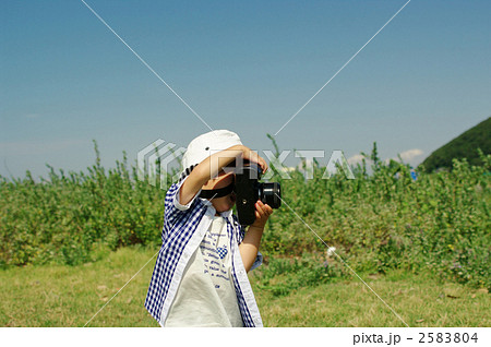 縦撮りする子供カメラマン 2583804