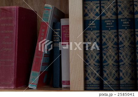 古い洋書の並ぶ棚 古い洋書の並ぶ棚 2585041