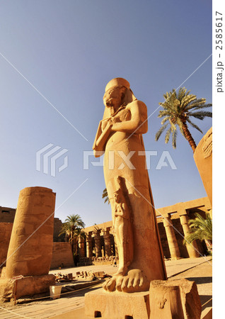 カルナック神殿　ラメセス2世の巨像 2585617