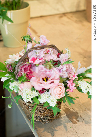 ピンクフラワーのバスケット　#4 2587380