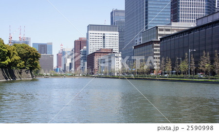 東京・丸の内のビル群 2590998