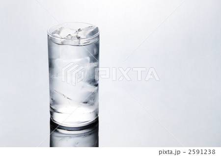 水を入れたグラス 2591238