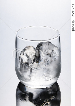 氷が入ったグラスの写真素材 [2591241] - PIXTA