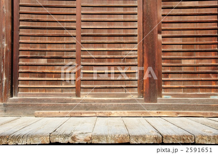 古刹の縁側 2591651