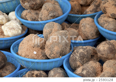 露店販売の山芋 2593128