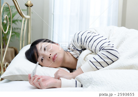 体温計を持った女性 2593655