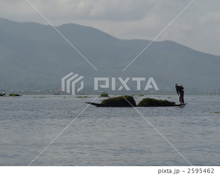 湖で働く人（インレー湖／ミャンマー） 2595462