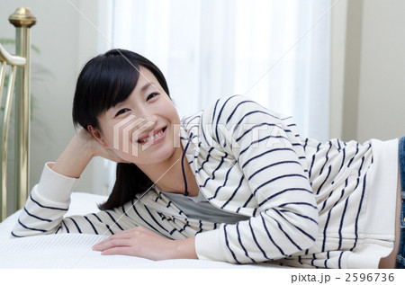 ベッドで横になっている女性 ベッドで横になっている女性 2596736