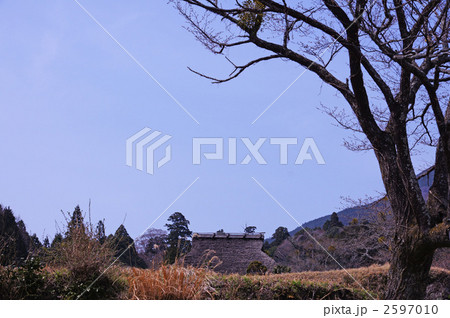 茅葺屋根のある風景 2597010