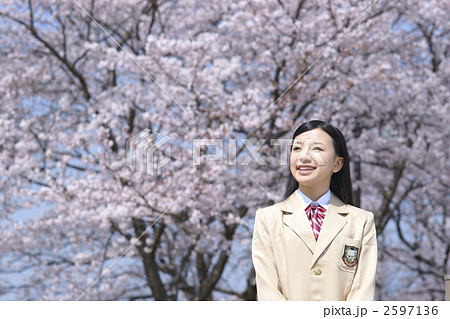 桜と女子高生の写真素材