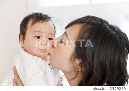 キス 母親 赤ちゃんの写真素材