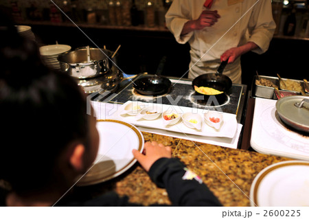 ホテルバイキングでオムレツが出来上がるのを待っている女の子 2600225