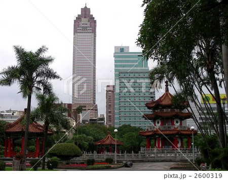 二二八和平公園と新光三越ビル 二二八和平公園と新光三越ビル 2600319