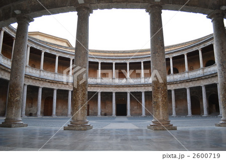 円形中庭 カルロス5世宮殿 アルハンブラ宮殿の写真素材