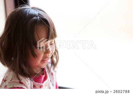 窓辺で笑う女の子 窓辺で笑う女の子 2602788