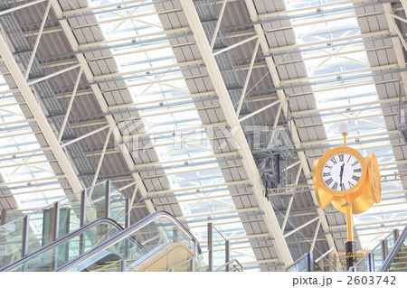 大阪駅の新名所「時空（とき）の広場」の金色の時計台 2603742