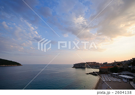 クロアチア　ドゥブロヴニク　夕暮れ時のバニェ・ビーチと旧市街 2604138
