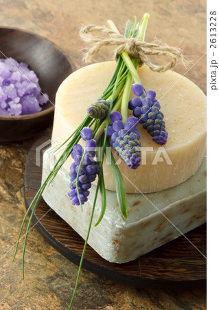 ハンドメイドの石鹸、ラベンダーのバスソルト、ムスカリの花 2613228