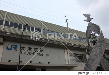 ＪＲ大津京駅前の時の少女像モニュメント 2614425
