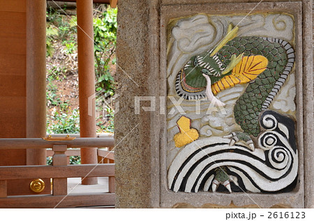 葛原岡神社にある龍の彫刻  2616123
