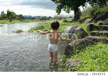 川遊び 水遊び 子供の写真素材
