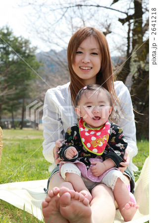 親子 ピクニック 裸足の写真素材