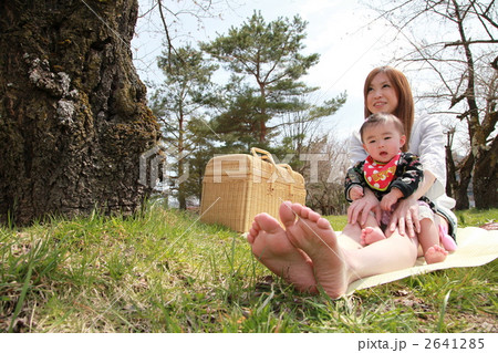 ピクニック 裸足 人物の写真素材
