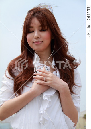 音楽聴く超美人ＯＬ 2642554