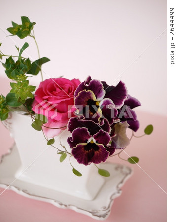 ミニバラとパンジーのアレンジ 2644499