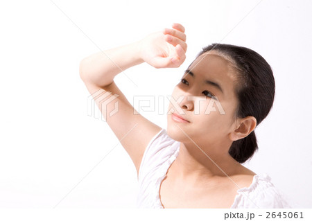 手をかざし陽射しを遮る女性の写真素材