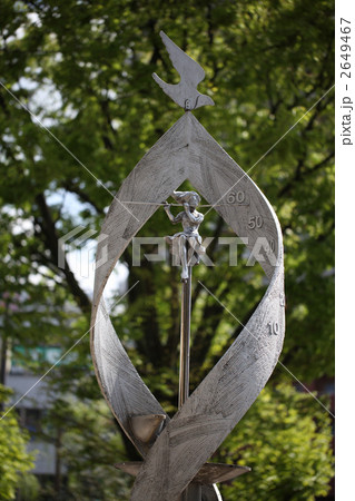 ＪＲ大津京駅前の時の少女像モニュメント時の泉 2649467