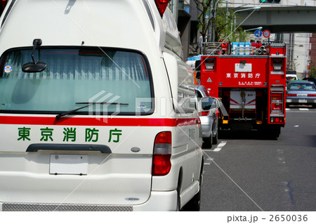 待機する救急車と消防車 2650036