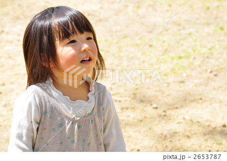 上を見上げる女の子 2653787