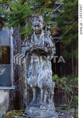 苔むした二宮尊徳石像 2653887