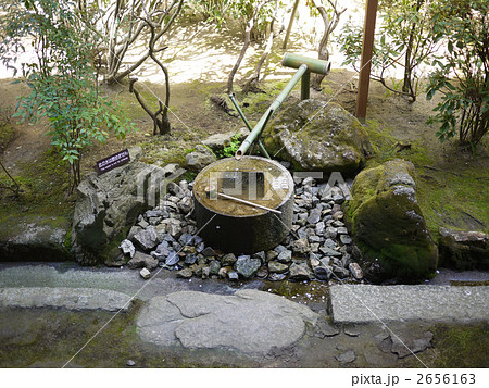 京都 世界遺産 龍安寺 知足の蹲踞 の写真素材
