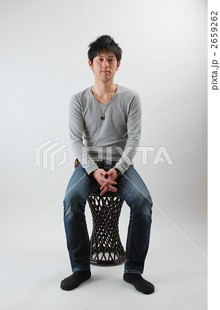 スツールに座る男性の写真素材