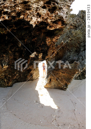 岩場を抜けた先のビーチ（子供） 2659433