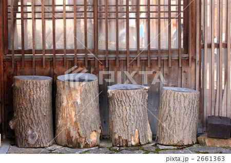 格子窓の外に置かれた切り株 2661363