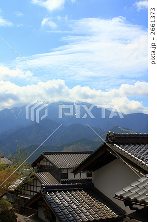 瓦屋根と恵那山 2661373