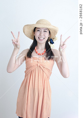 麦わら帽子をかぶった女性 2668162
