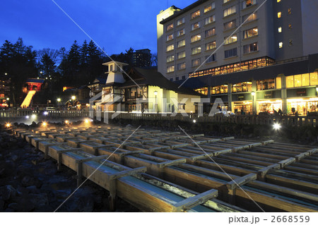 草津温泉湯畑の夜景 2668559