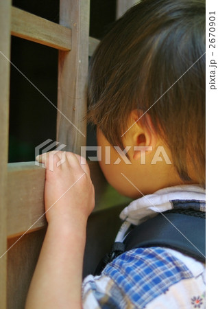 お堂を除く子供 お堂を除く子供 2670901