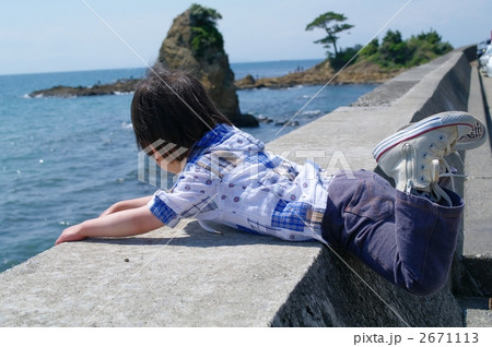 堤防で遊ぶ子供 2671113