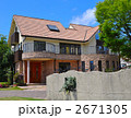 レンガ造りの住宅と白い壁 2671305