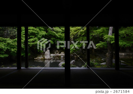 京都、蓮華寺の新緑と庭 2671584